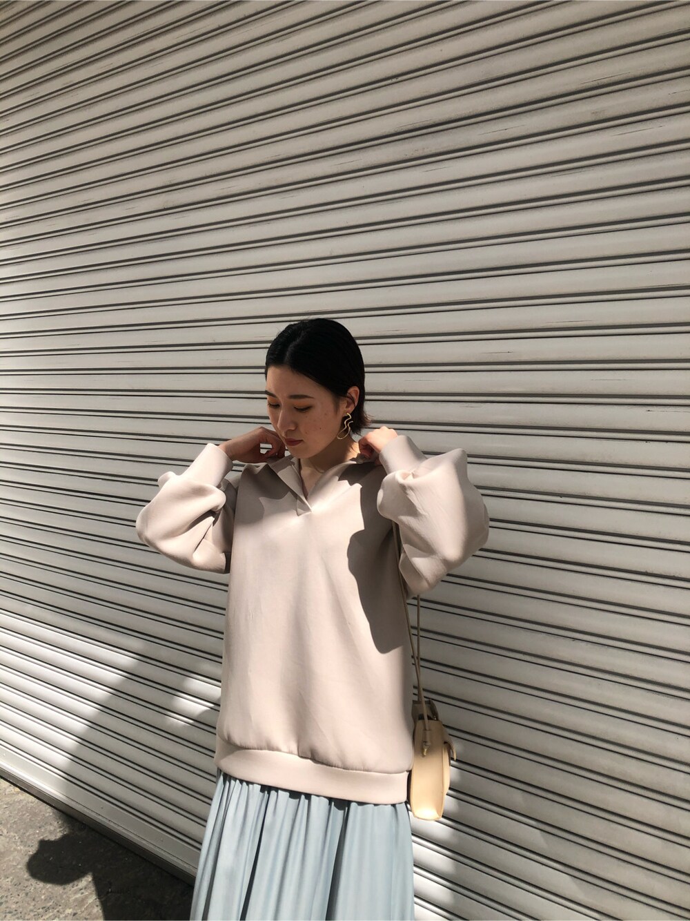 ホワイト系のスニーカー、ベージュ系のTシャツ/カットソー、グリーン系のワンピースを着用したレディースの春コーディネートの5枚目の写真