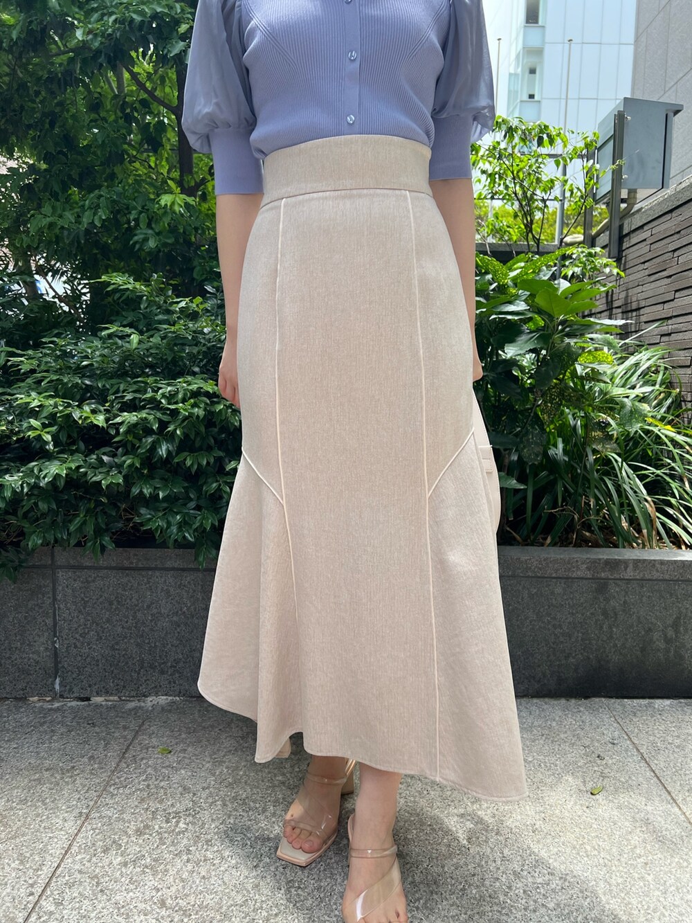 その他のサンダル、パープル系のニット/セーター、ホワイト系のスカートを着用したレディースの夏コーディネートの5枚目の写真