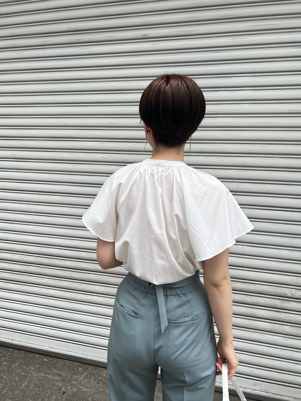 ホワイト系のシャツ/ブラウス、その他のサンダル、ブルー系のその他パンツを着用したレディースの夏コーディネートの10枚目の写真