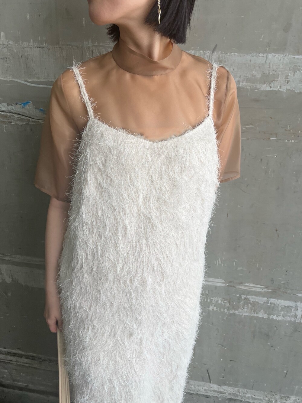 ベージュ系のパンプス、ベージュ系のハンドバッグ、ベージュ系のドレスを着用したレディースの春コーディネートの9枚目の写真