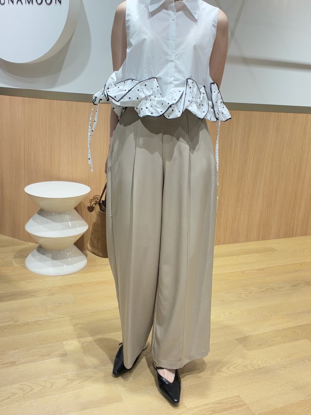 ベージュ系のその他パンツ、ホワイト系のシャツ/ブラウス、ブラウン系のハンドバッグを着用したレディースの夏コーディネートの5枚目の写真