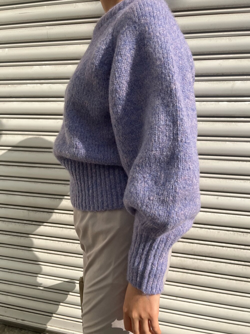 ブラウン系のショルダーバッグ、ベージュ系のブーツ、ベージュ系のダウンジャケット/コートを着用したレディースの冬コーディネートの7枚目の写真