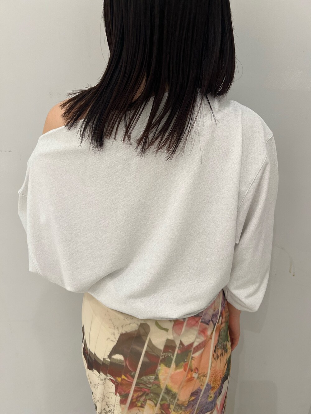 ホワイト系のサンダル、ホワイト系のスウェット、ベージュ系のスカートを着用したレディースの春コーディネートの6枚目の写真