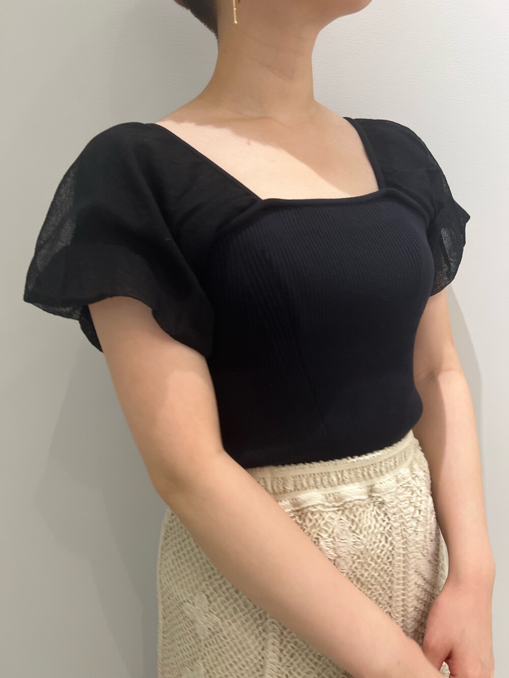 ベージュ系のサンダル、ホワイト系のスカート、ホワイト系のハンドバッグを着用したレディースの夏コーディネートの5枚目の写真