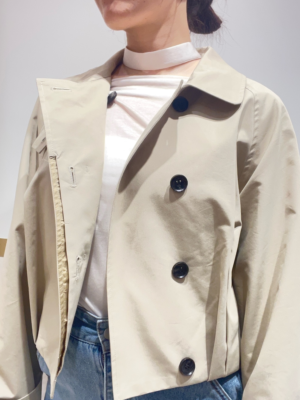 ベージュ系のブルゾン、ホワイト系のTシャツ/カットソー、ブルー系のデニムパンツを着用したレディースの春コーディネートの7枚目の写真