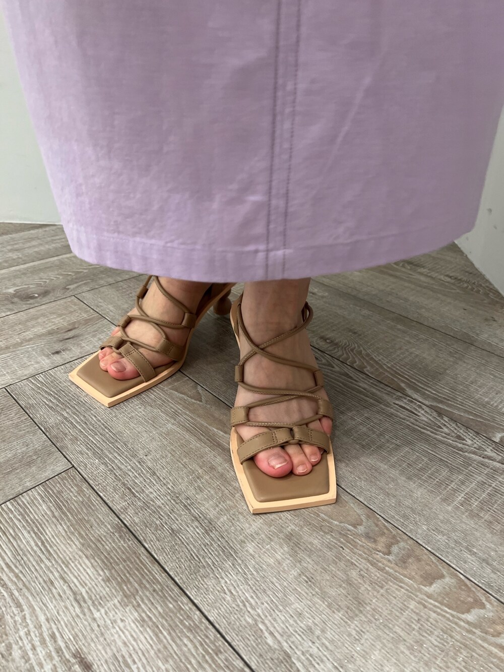 ホワイト系のニット/セーター、ホワイト系のシャツ/ブラウス、ベージュ系のサンダルを着用したレディースの春コーディネートの10枚目の写真