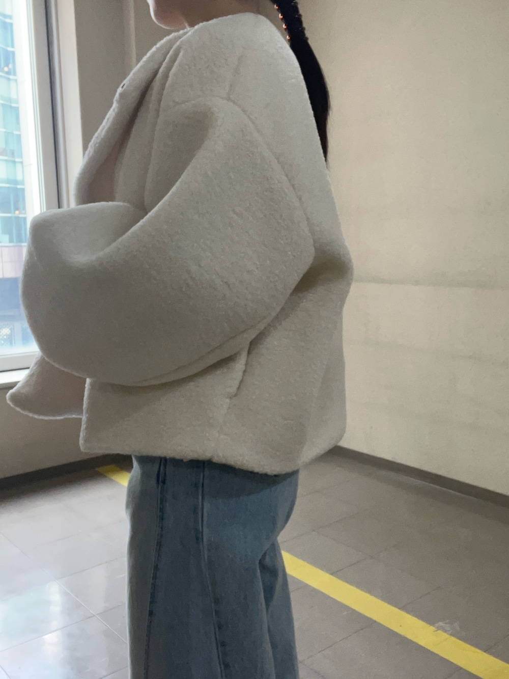 ブルー系のデニムパンツ、ホワイト系のブルゾン、ブラウン系のニット/セーターを着用したレディースの冬コーディネートの5枚目の写真