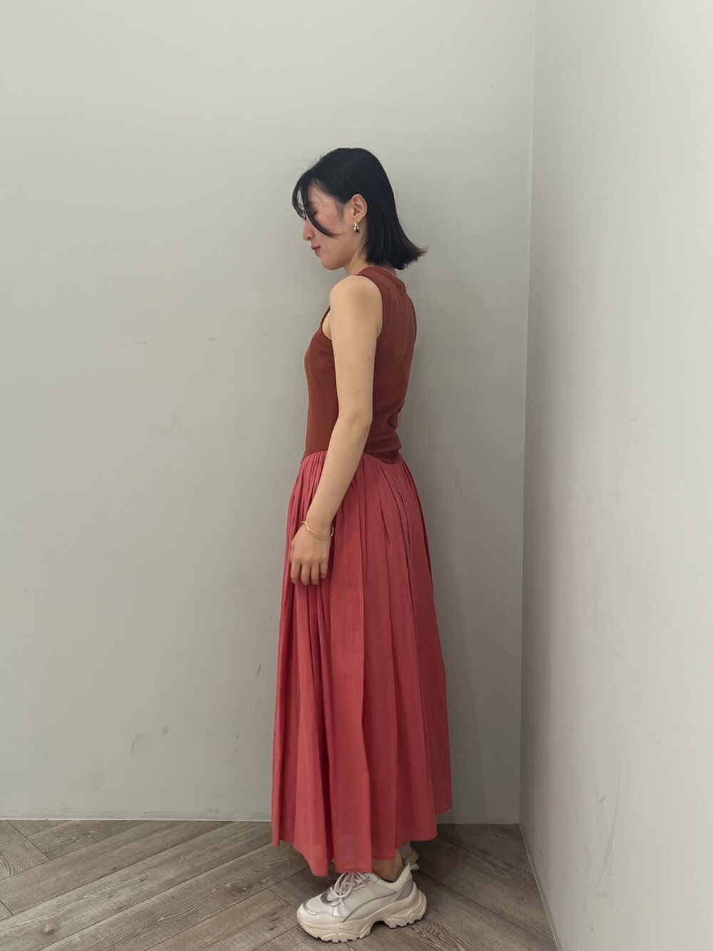 ピンク系のワンピース、ホワイト系のスニーカーを着用したレディースの夏コーディネートの2枚目の写真