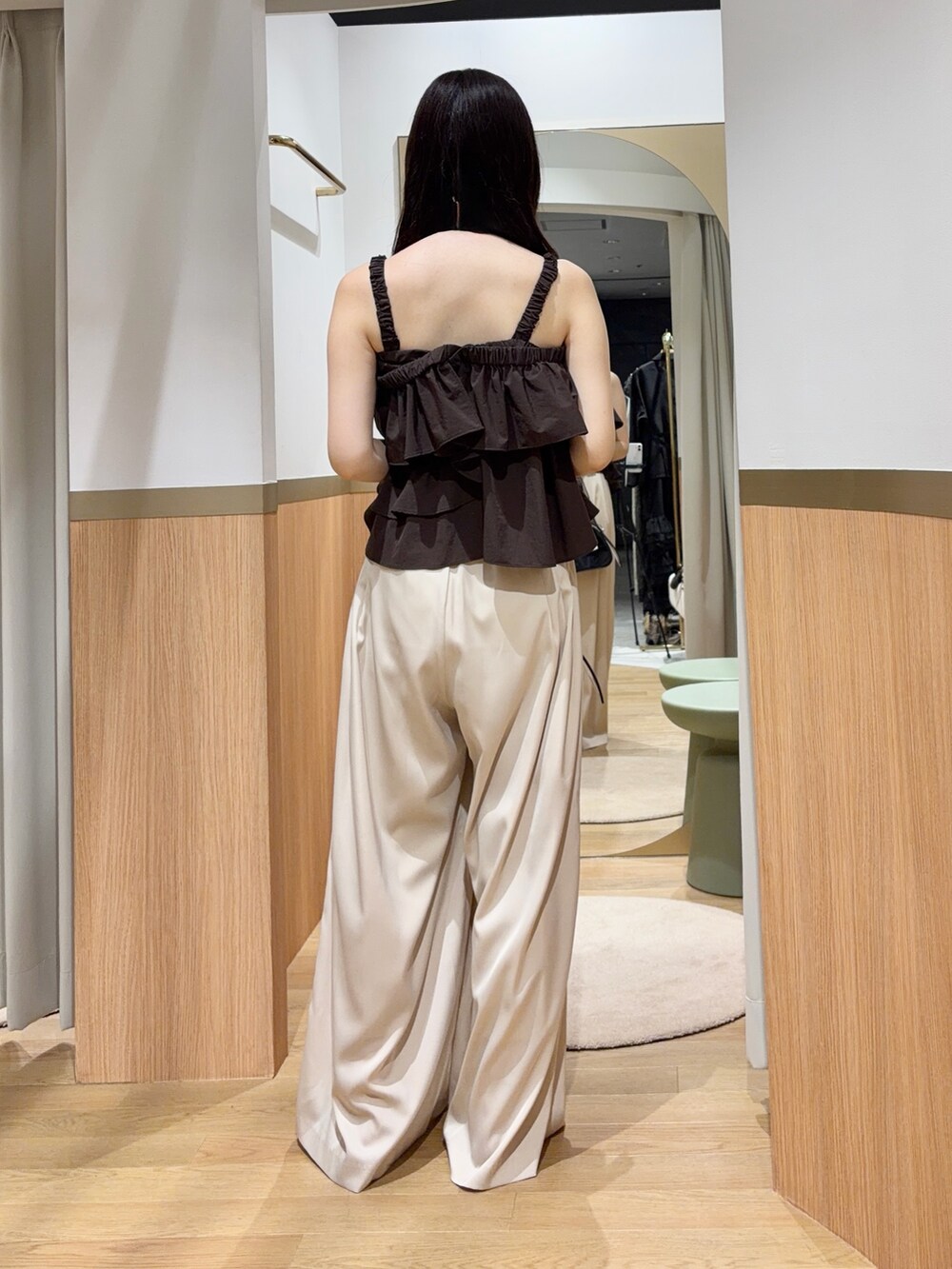 ホワイト系のその他パンツ、ブラウン系のシャツ/ブラウス、ブラウン系のサンダルを着用したレディースの夏コーディネートの3枚目の写真