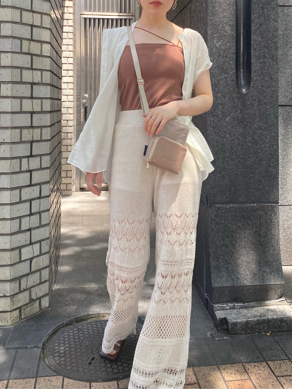 ホワイト系のその他パンツ、ブラウン系のサンダル、ホワイト系のシャツ/ブラウスを着用したレディースの夏コーディネートの5枚目の写真