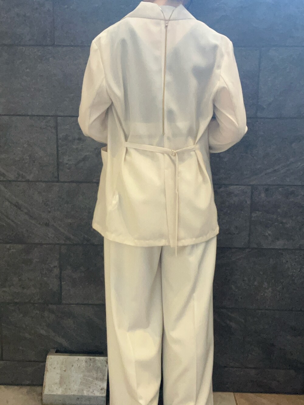 ホワイト系のテーラードジャケット、ホワイト系のその他パンツ、ブラウン系のTシャツ/カットソーを着用したレディースの夏コーディネートの6枚目の写真