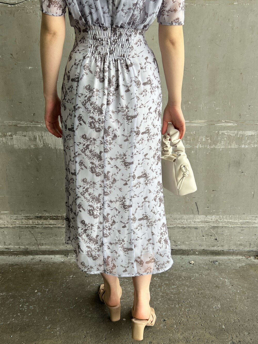 ベージュ系のサンダル、パープル系のワンピース、ホワイト系のハンドバッグを着用したレディースの春コーディネートの9枚目の写真