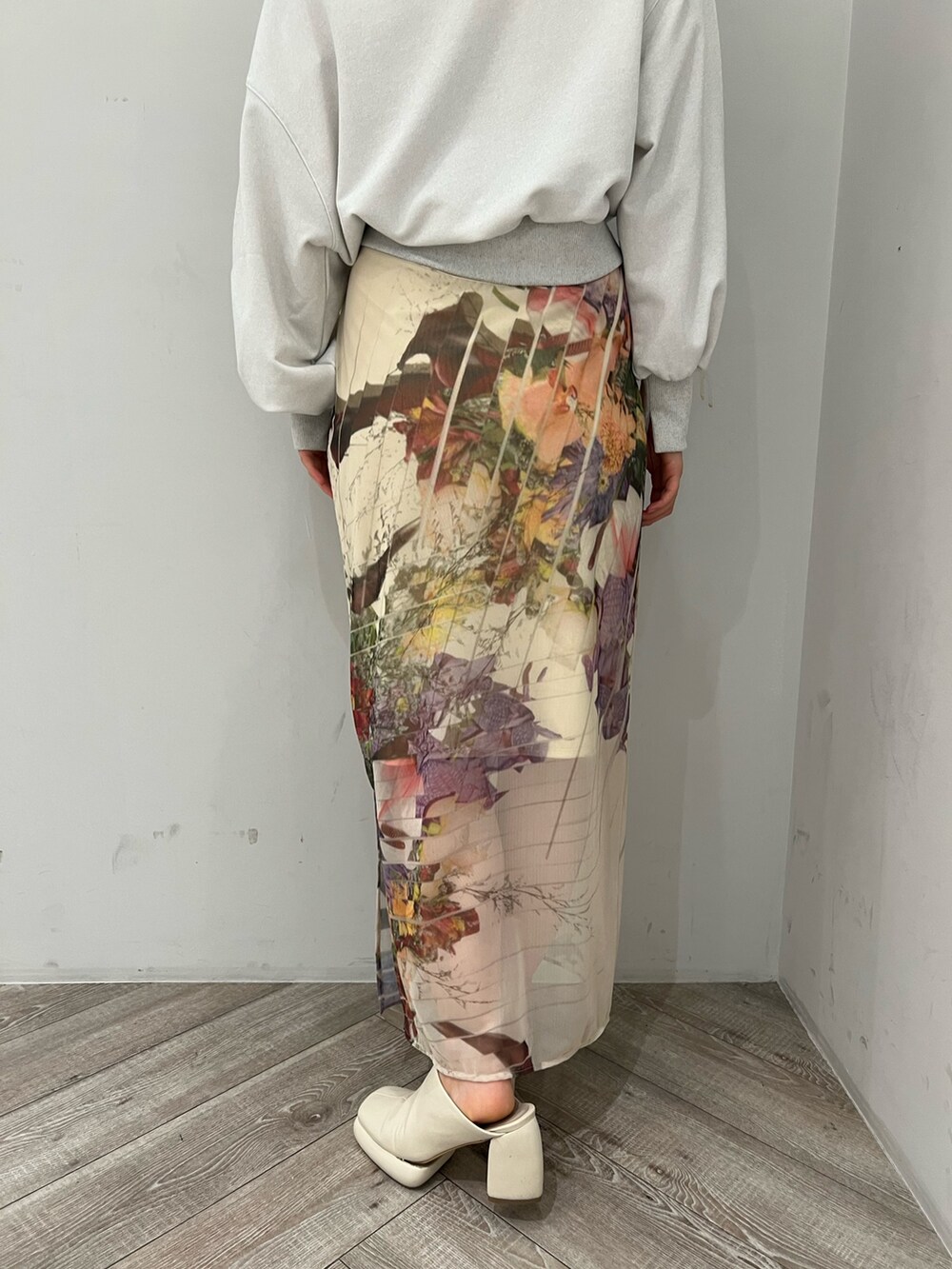 ホワイト系のサンダル、ホワイト系のスウェット、ベージュ系のスカートを着用したレディースの春コーディネートの9枚目の写真