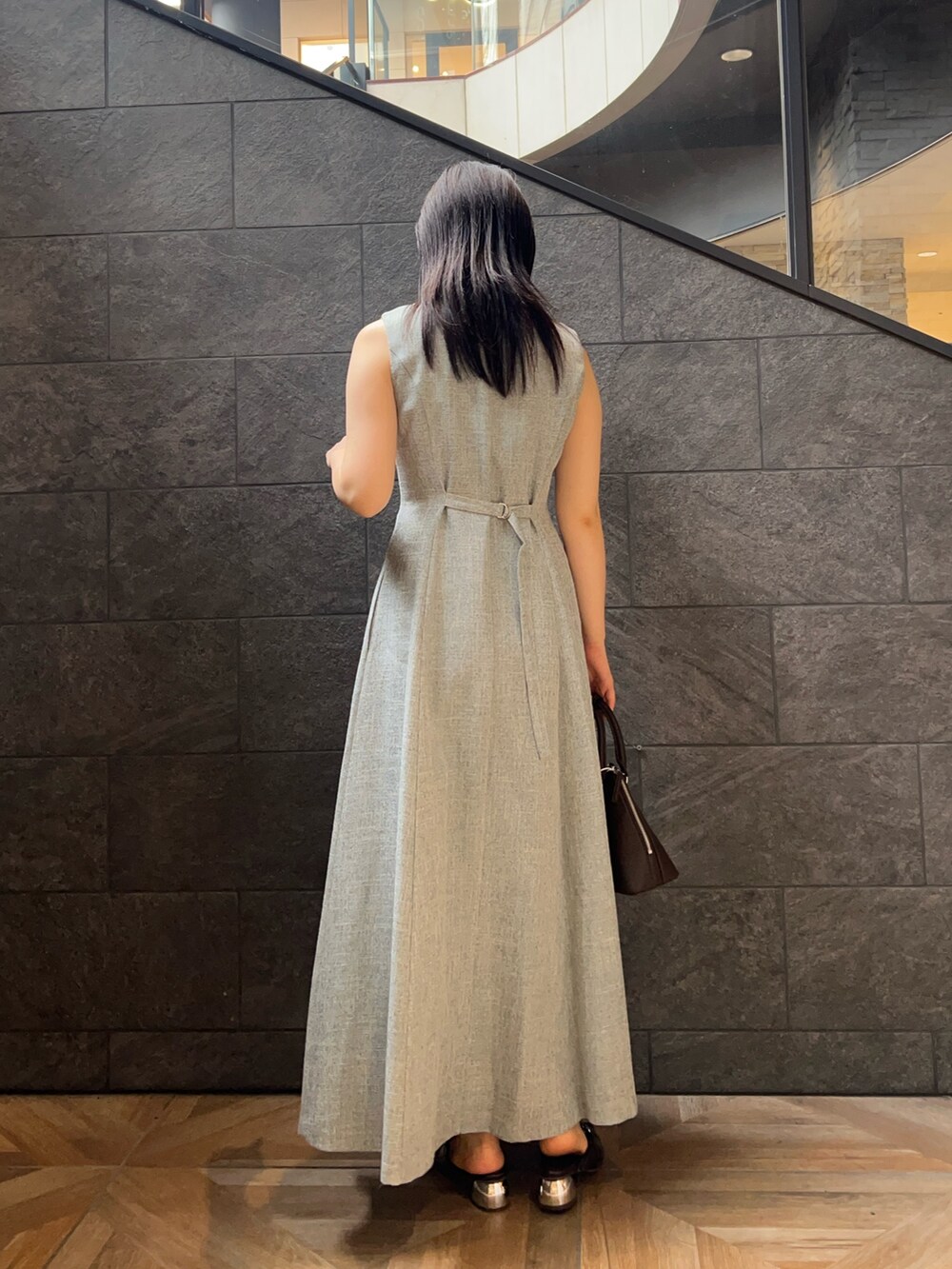 ブルー系のワンピース、ブラウン系のパンプス、ブラウン系のボストンバッグを着用したレディースの夏コーディネートの3枚目の写真