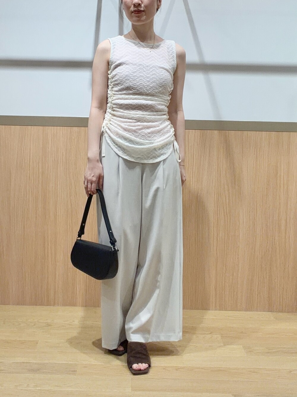 ホワイト系のその他パンツ、ブラウン系のテーラードジャケット、ホワイト系のシャツ/ブラウスを着用したレディースの夏コーディネートの3枚目の写真