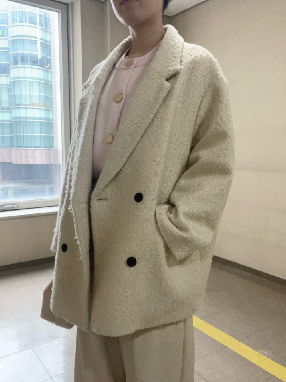 ホワイト系のその他パンツ、ピンク系のカーディガン/ボレロ、ホワイト系のテーラードジャケットを着用したレディースの冬コーディネートの4枚目の写真