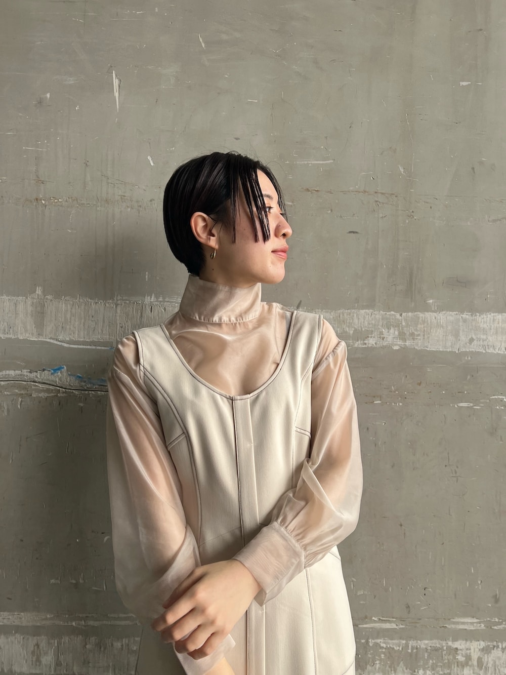 ホワイト系のカーディガン/ボレロ、ホワイト系のジャンパースカート、ベージュ系のシャツ/ブラウスを着用したレディースの秋コーディネートの6枚目の写真