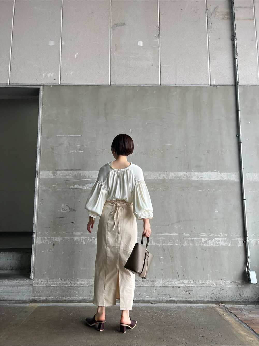 ベージュ系のハンドバッグ、ホワイト系のシャツ/ブラウス、レッド系のサンダルを着用したレディースの春コーディネートの4枚目の写真