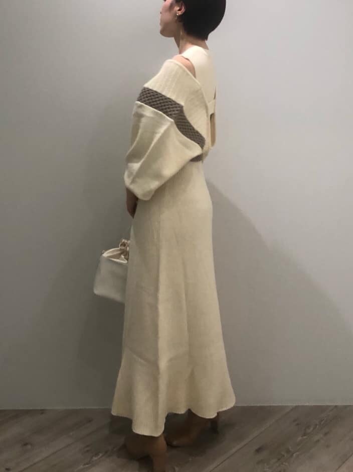 ベージュ系のその他シューズ、ホワイト系のワンピース、ホワイト系のハンドバッグを着用したレディースの秋コーディネートの2枚目の写真