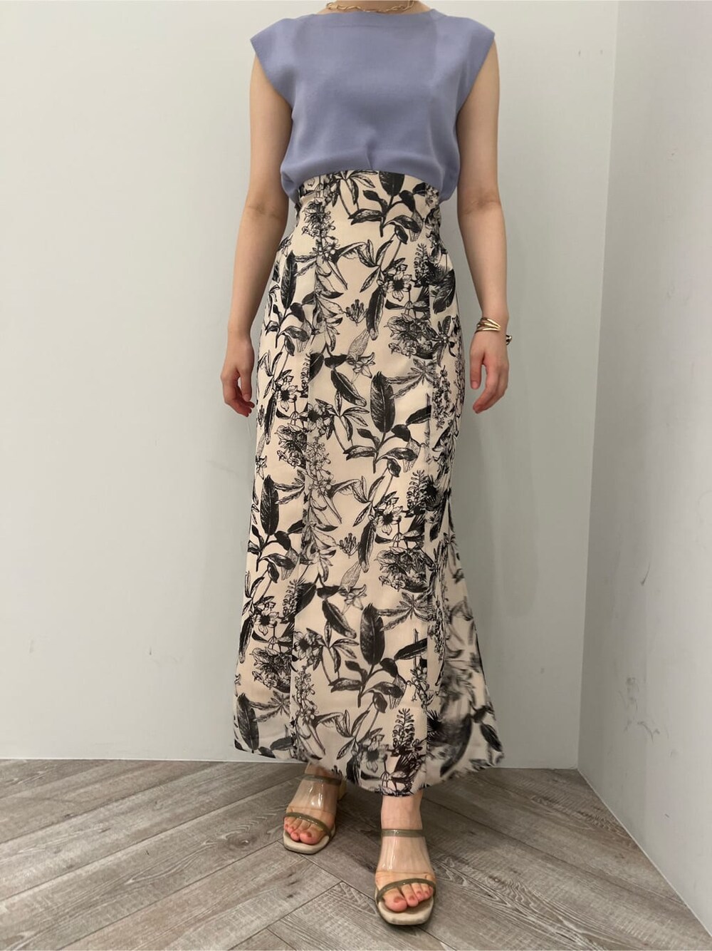 ホワイト系のパンプス、ベージュ系のスカート、ブラック系のスカートを着用したレディースの夏コーディネートの6枚目の写真