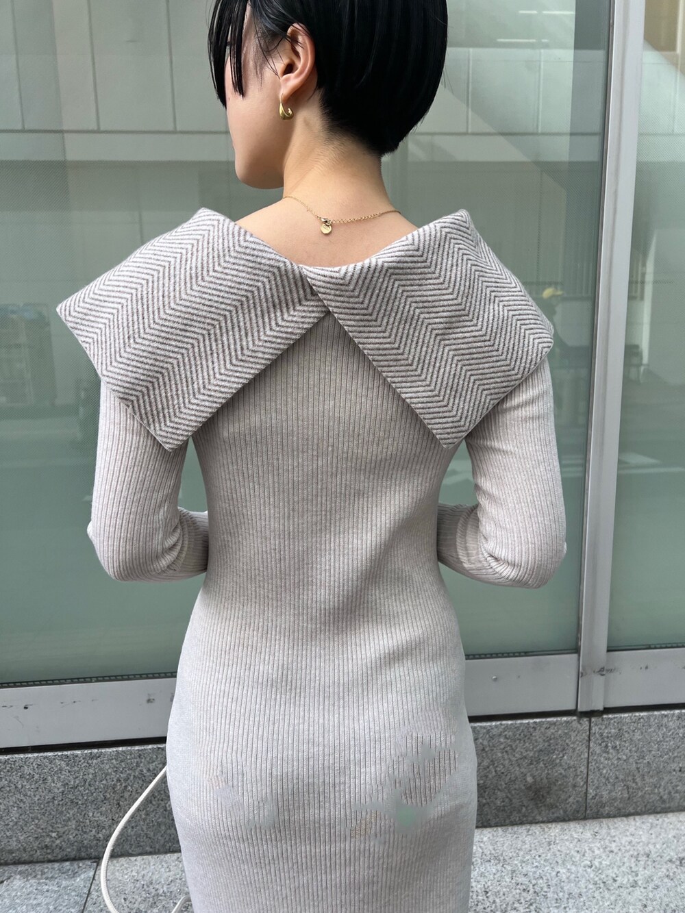 ホワイト系のワンピース、ホワイト系のカーディガン/ボレロ、レッド系のブーツを着用したレディースの冬コーディネートの9枚目の写真