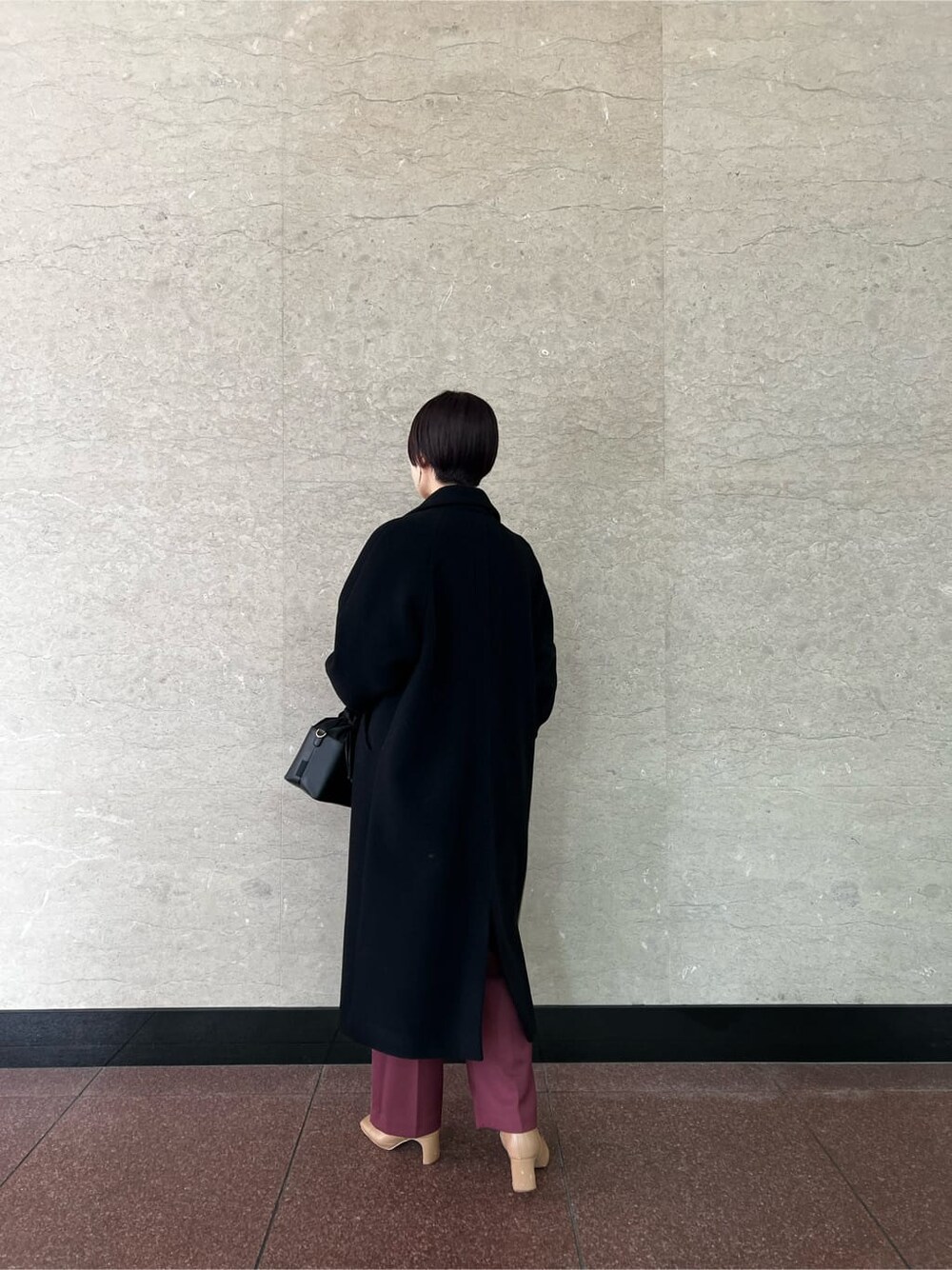 レッド系のその他パンツ、ベージュ系のその他シューズ、ブラック系のハンドバッグを着用したレディースの冬コーディネートの2枚目の写真