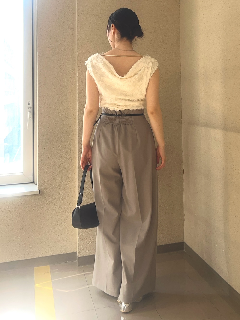 ホワイト系のシャツ/ブラウス、グリーン系のパンプス、ブラウン系のその他パンツを着用したレディースの春コーディネートの3枚目の写真