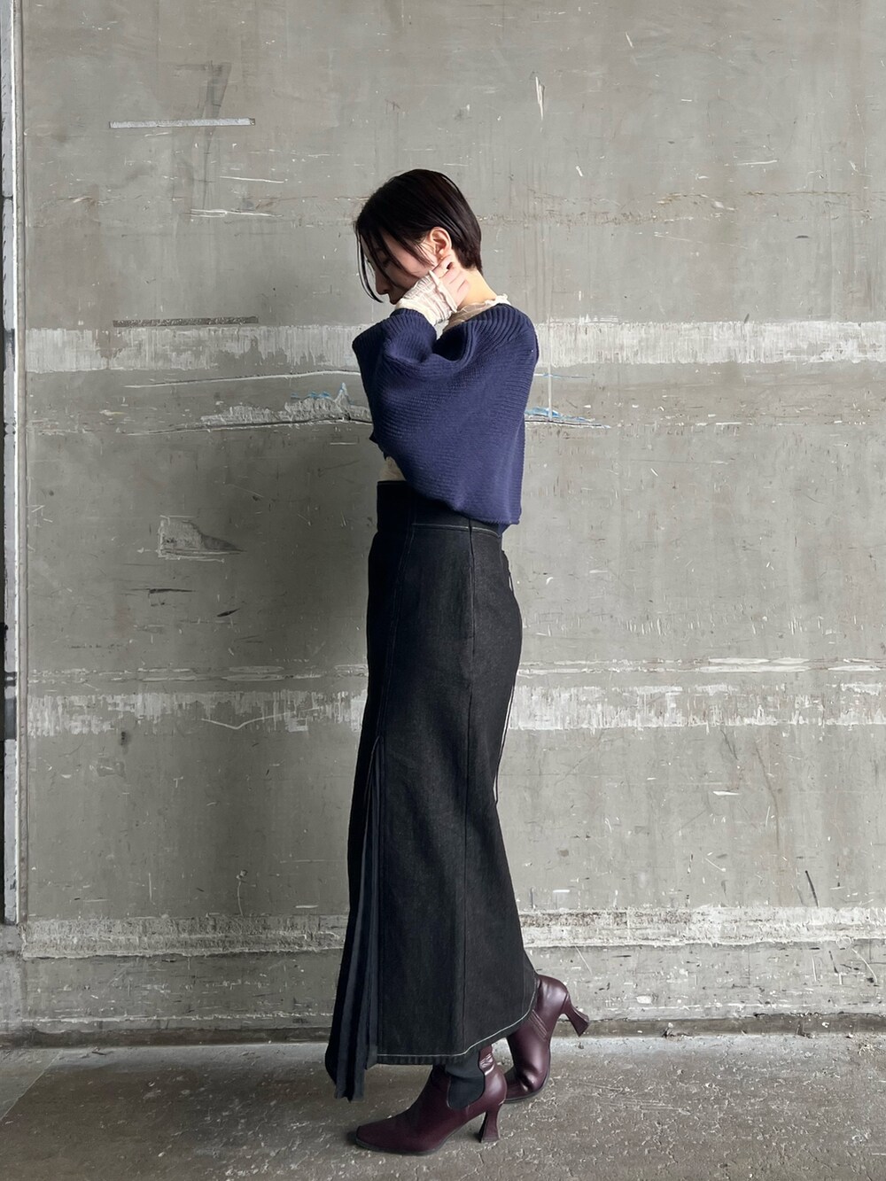 レッド系のブーツ、ホワイト系のTシャツ/カットソー、ブルー系のカーディガン/ボレロを着用したレディースの冬コーディネートの2枚目の写真