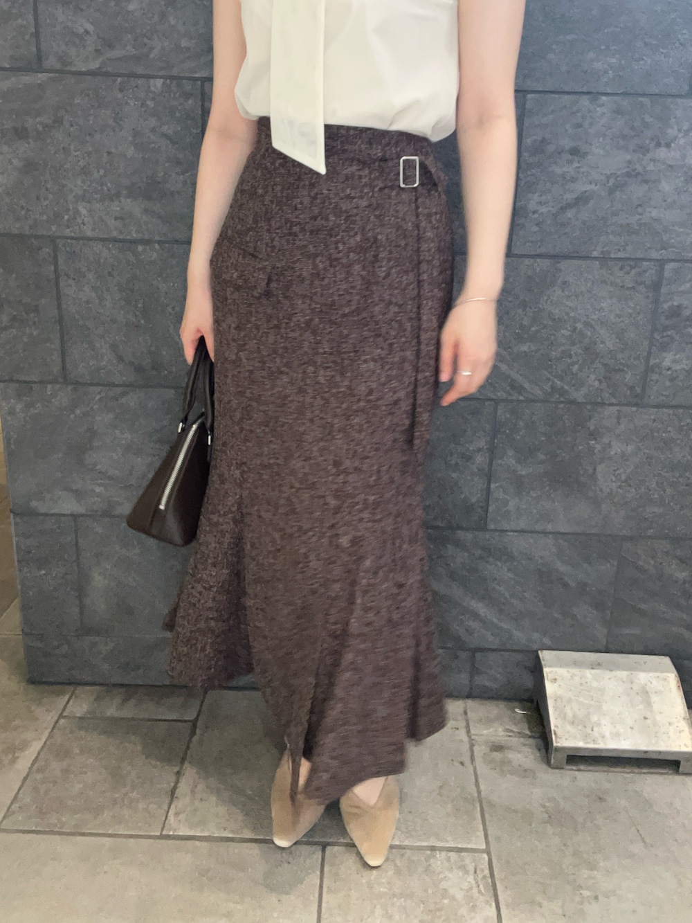 ブラウン系のボストンバッグ、ホワイト系のシャツ/ブラウス、ブラウン系のスカートを着用したレディースの夏コーディネートの8枚目の写真