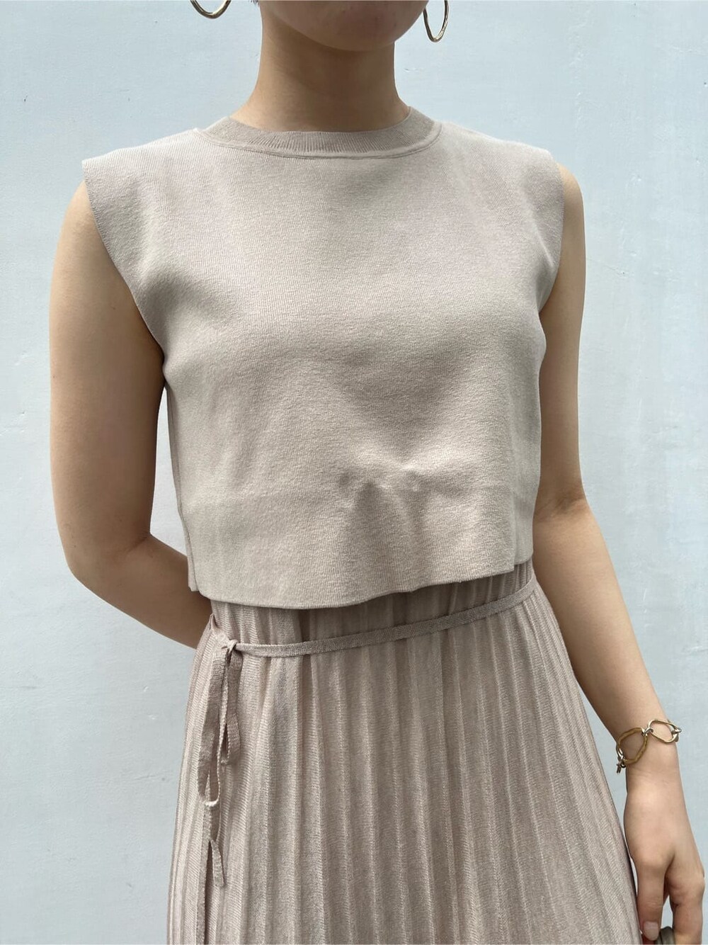 ベージュ系のハンドバッグ、ホワイト系のブルゾン、ベージュ系のワンピースを着用したレディースの春コーディネートの9枚目の写真