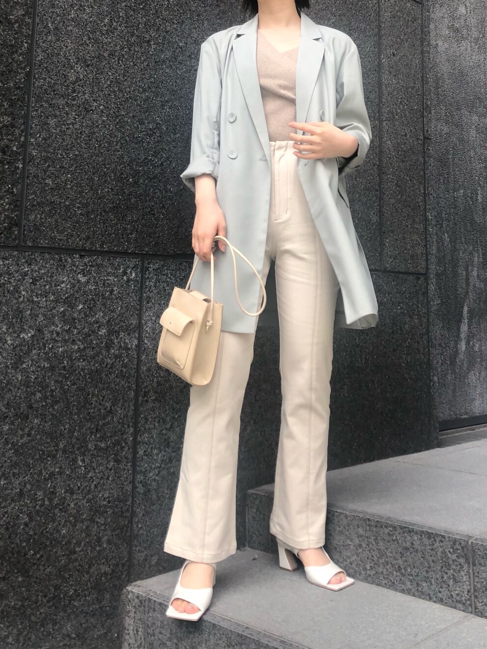 ホワイト系のその他パンツ、ホワイト系のサンダル、ベージュ系のハンドバッグを着用したレディースの春コーディネートの7枚目の写真
