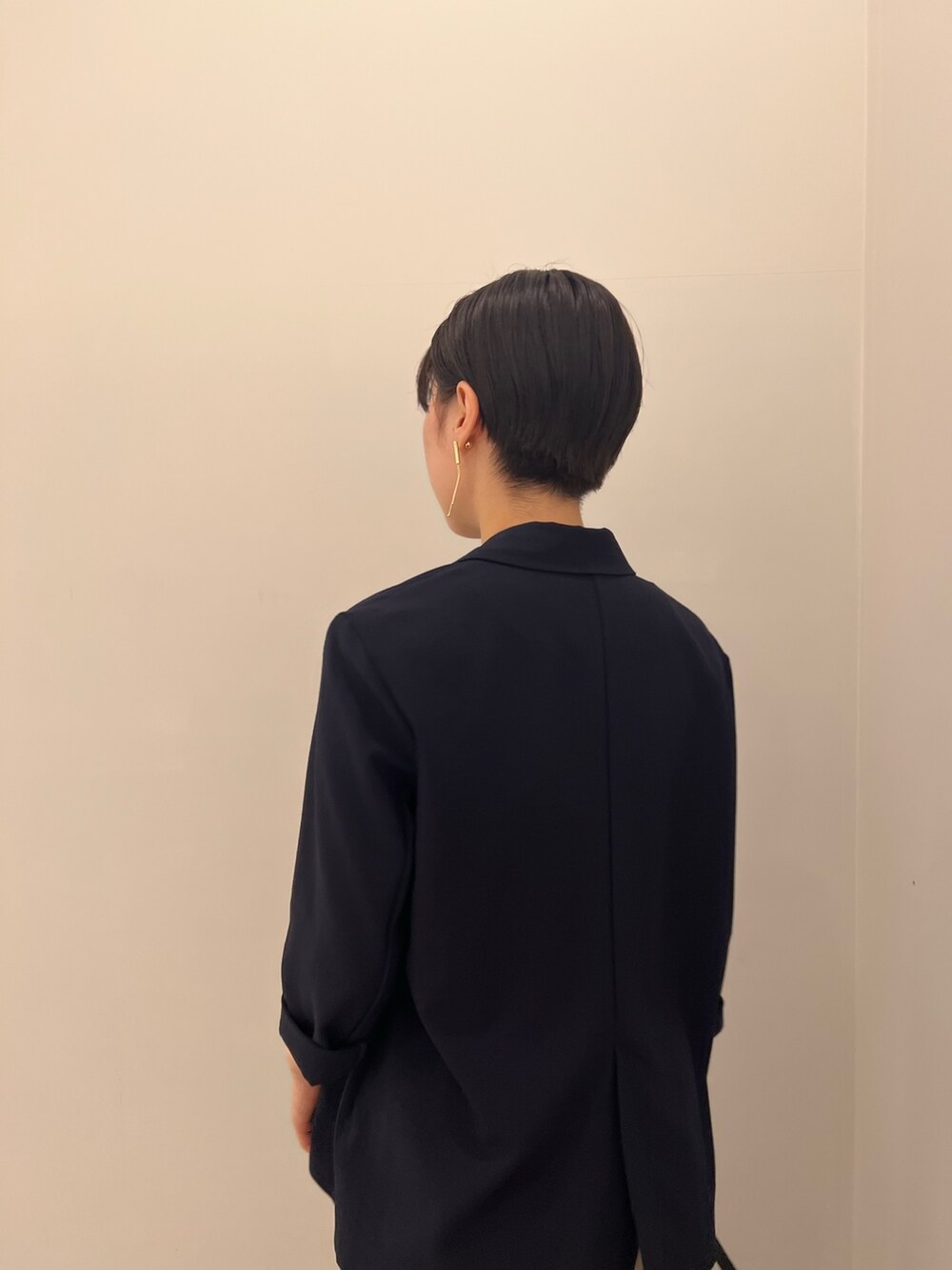 ベージュ系のサンダル、ブルー系のテーラードジャケット、パープル系のニット/セーターを着用したレディースの春コーディネートの4枚目の写真