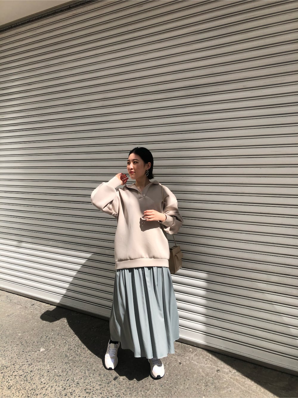 ホワイト系のスニーカー、ベージュ系のTシャツ/カットソー、グリーン系のワンピースを着用したレディースの春コーディネートの4枚目の写真