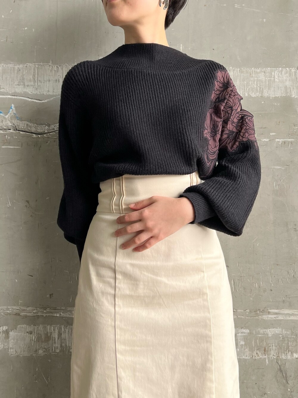 レッド系のブーツ、ホワイト系のスカート、ブラウン系のブルゾンを着用したレディースの冬コーディネートの5枚目の写真