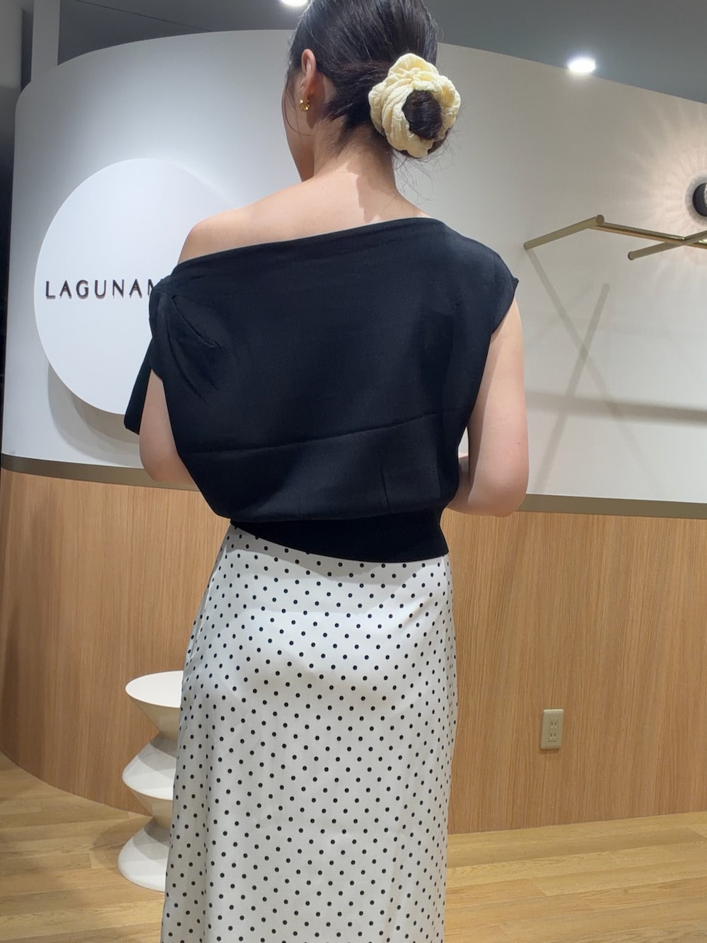 ブラウン系のサンダル、ブラック系のニット/セーター、ホワイト系のスカートを着用したレディースの夏コーディネートの6枚目の写真