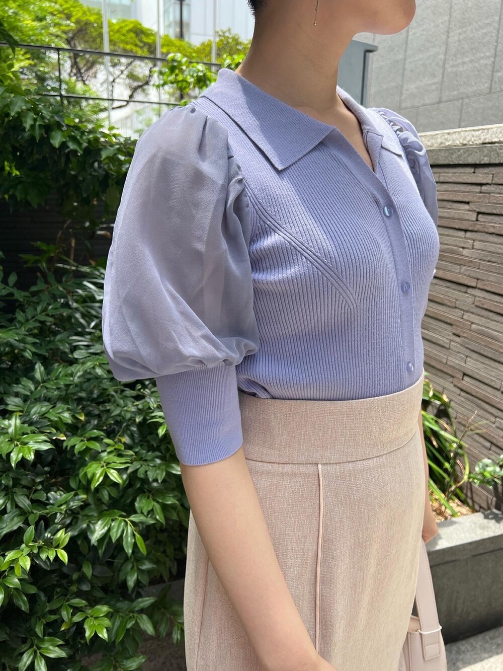 その他のサンダル、パープル系のニット/セーター、ホワイト系のスカートを着用したレディースの夏コーディネートの3枚目の写真