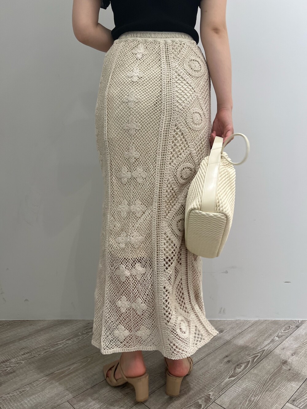 ベージュ系のサンダル、ホワイト系のスカート、ホワイト系のハンドバッグを着用したレディースの夏コーディネートの9枚目の写真