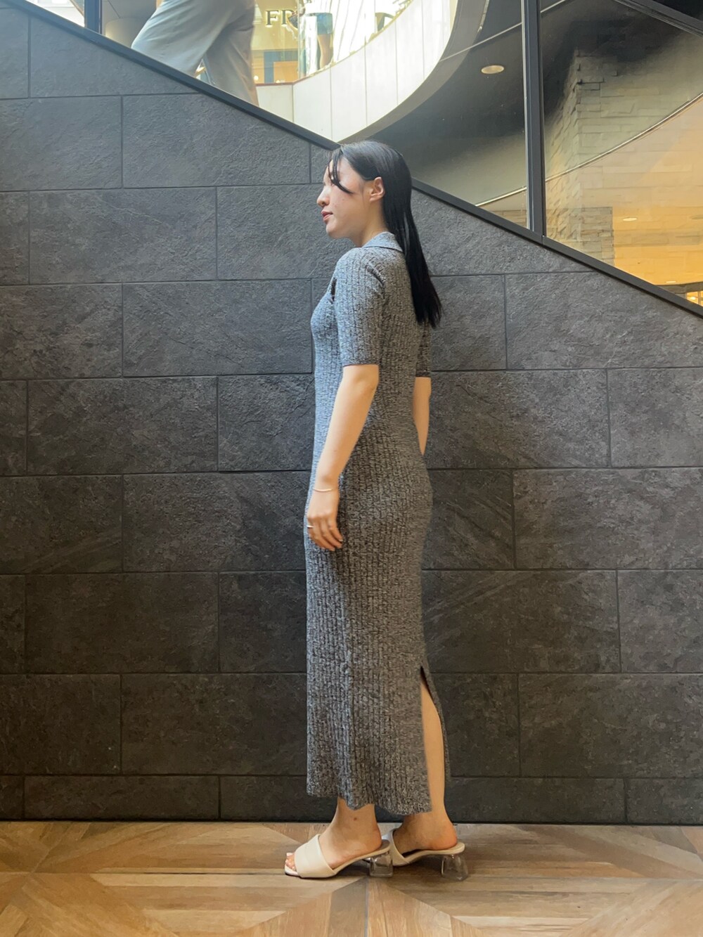 ブラック系のワンピース、ホワイト系のサンダルを着用したレディースの夏コーディネートの2枚目の写真