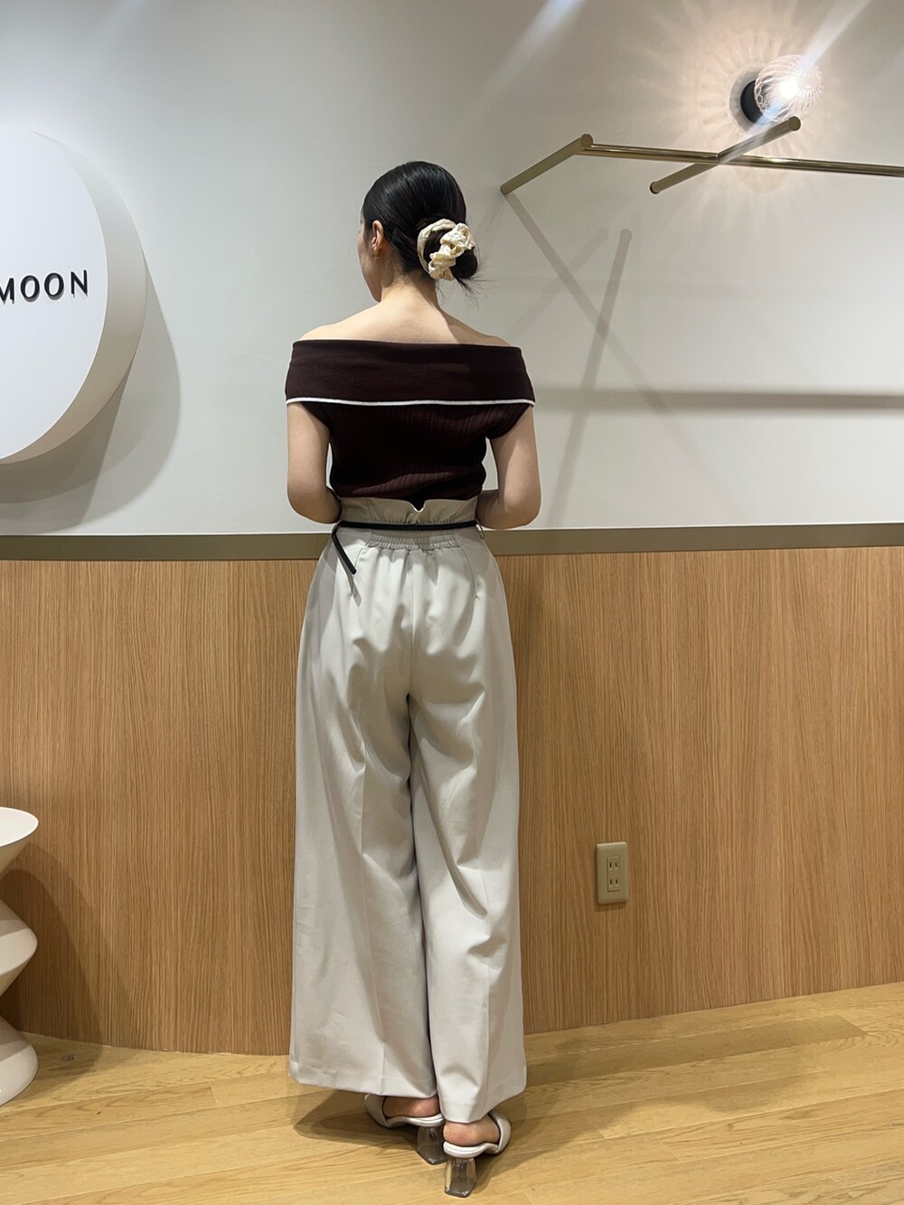 ホワイト系のその他パンツ、ブラウン系のニット/セーターを着用したレディースの春コーディネートの3枚目の写真