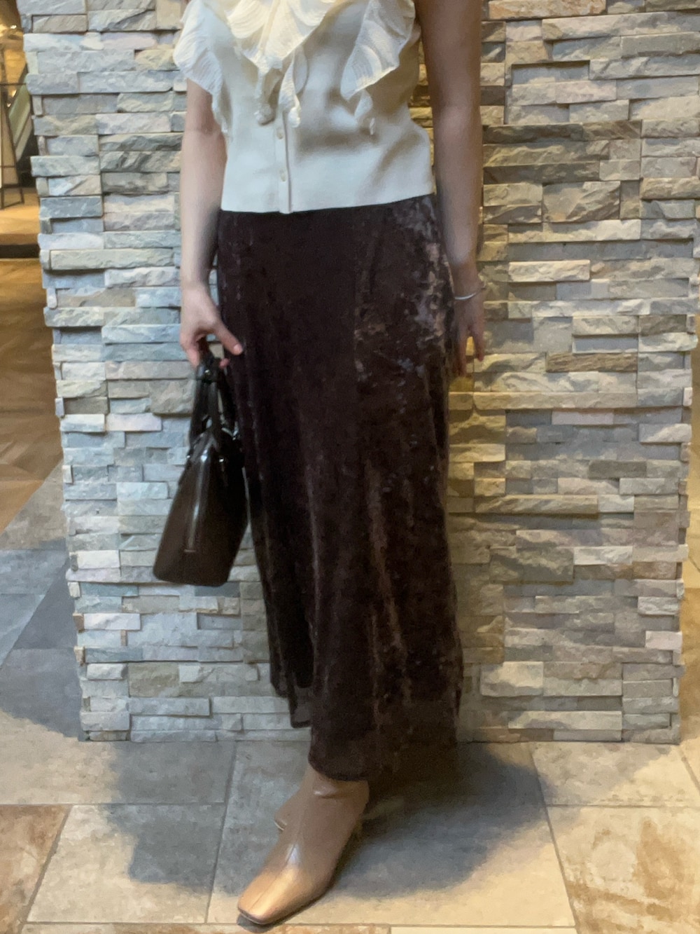 ブラウン系のボストンバッグ、ホワイト系のニット/セーター、ベージュ系のブーツを着用したレディースの秋コーディネートの5枚目の写真