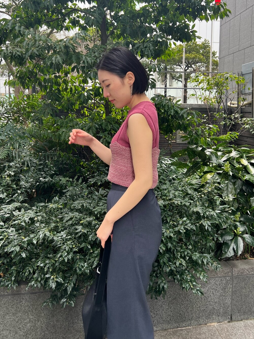 その他のサンダル、ブラック系のハンドバッグ、ピンク系のニット/セーターを着用したレディースの春コーディネートの4枚目の写真