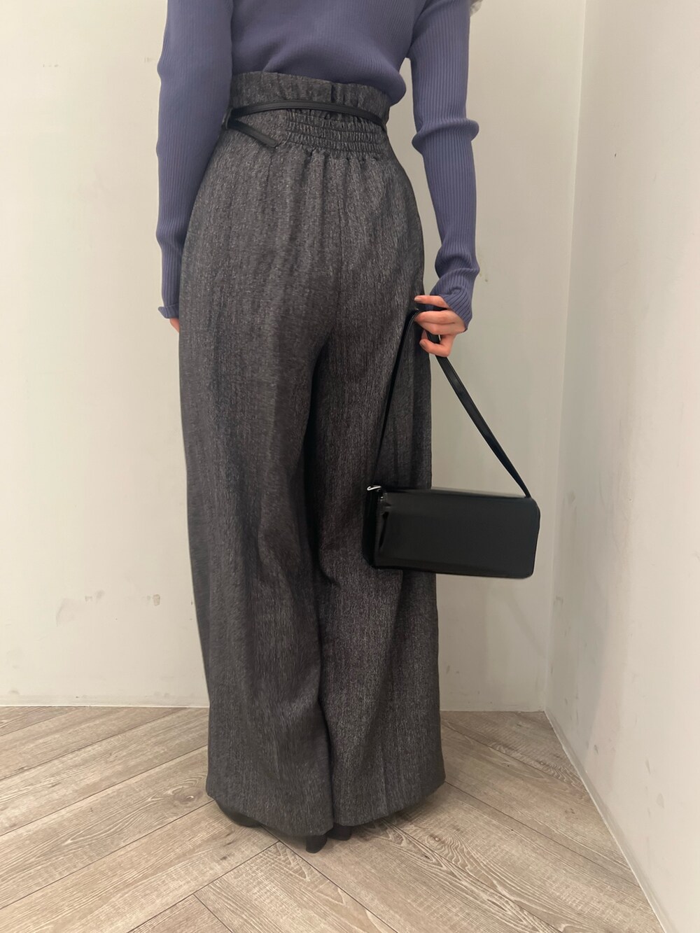 ブルー系のニット/セーター、グレー系のその他パンツを着用したレディースの冬コーディネートの9枚目の写真