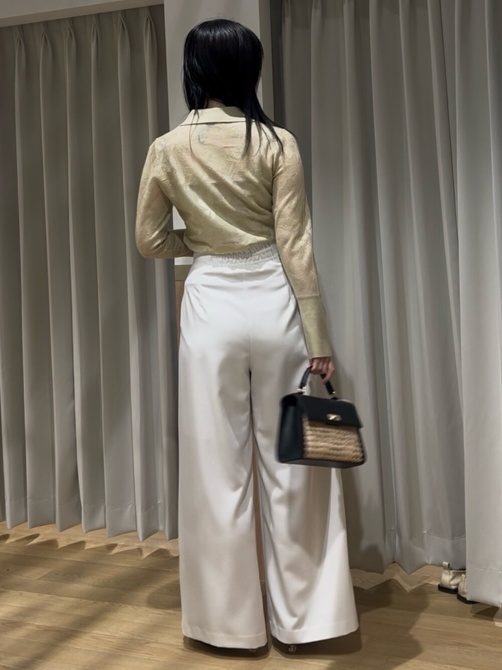 ブラック系のサンダル、ホワイト系のその他パンツ、グリーン系のニット/セーターを着用したレディースの春コーディネートの3枚目の写真