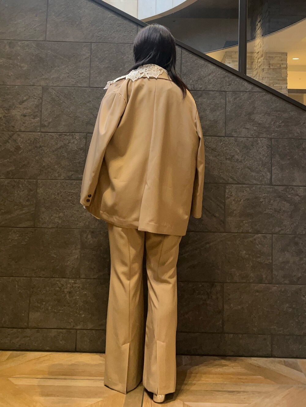 ホワイト系のハンドバッグ、ベージュ系のその他パンツ、ホワイト系のシャツ/ブラウスを着用したレディースの秋コーディネートの3枚目の写真