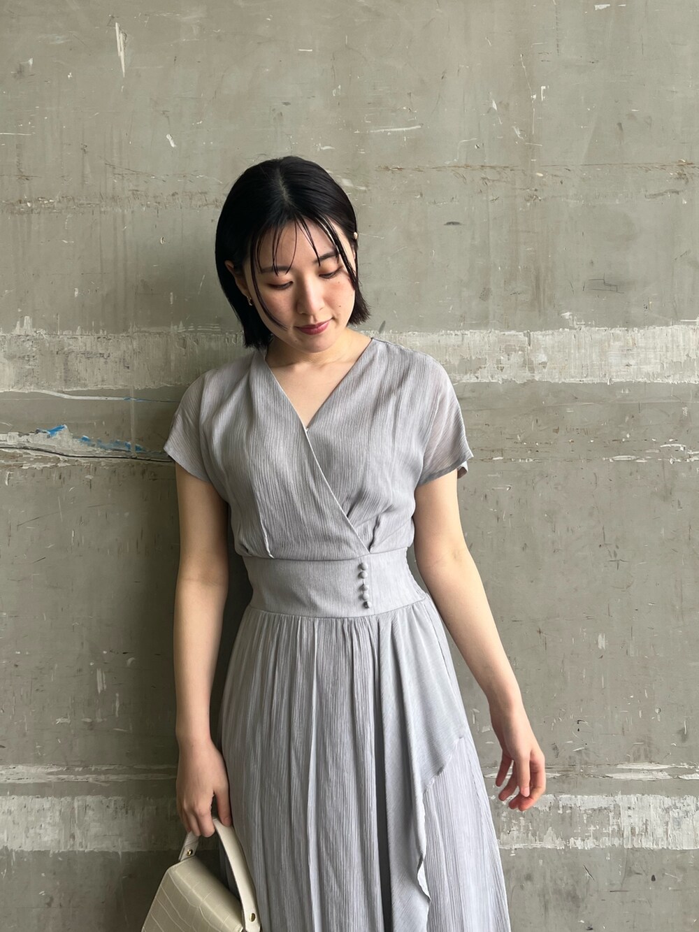 ブラック系のサンダル、ホワイト系のショルダーバッグ、ベージュ系のテーラードジャケットを着用したレディースの春コーディネートの8枚目の写真