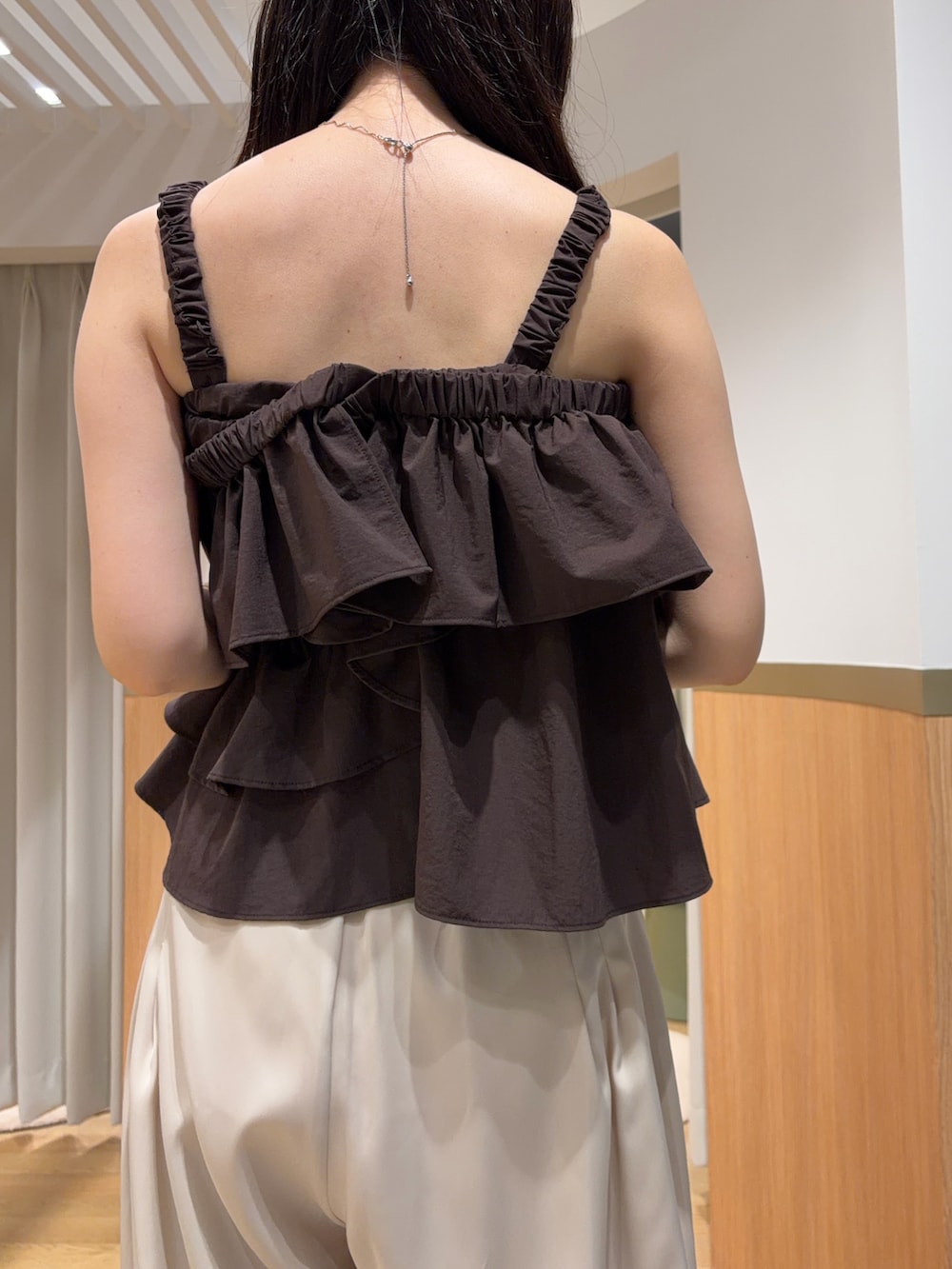 ホワイト系のその他パンツ、ブラウン系のシャツ/ブラウス、ブラウン系のサンダルを着用したレディースの夏コーディネートの6枚目の写真
