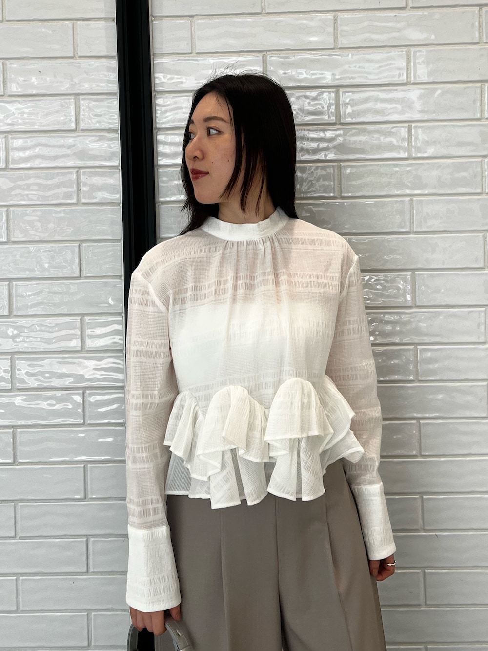 ホワイト系のシャツ/ブラウス、ブラウン系のその他パンツ、ブラック系のパンプスを着用したレディースの春コーディネートの3枚目の写真