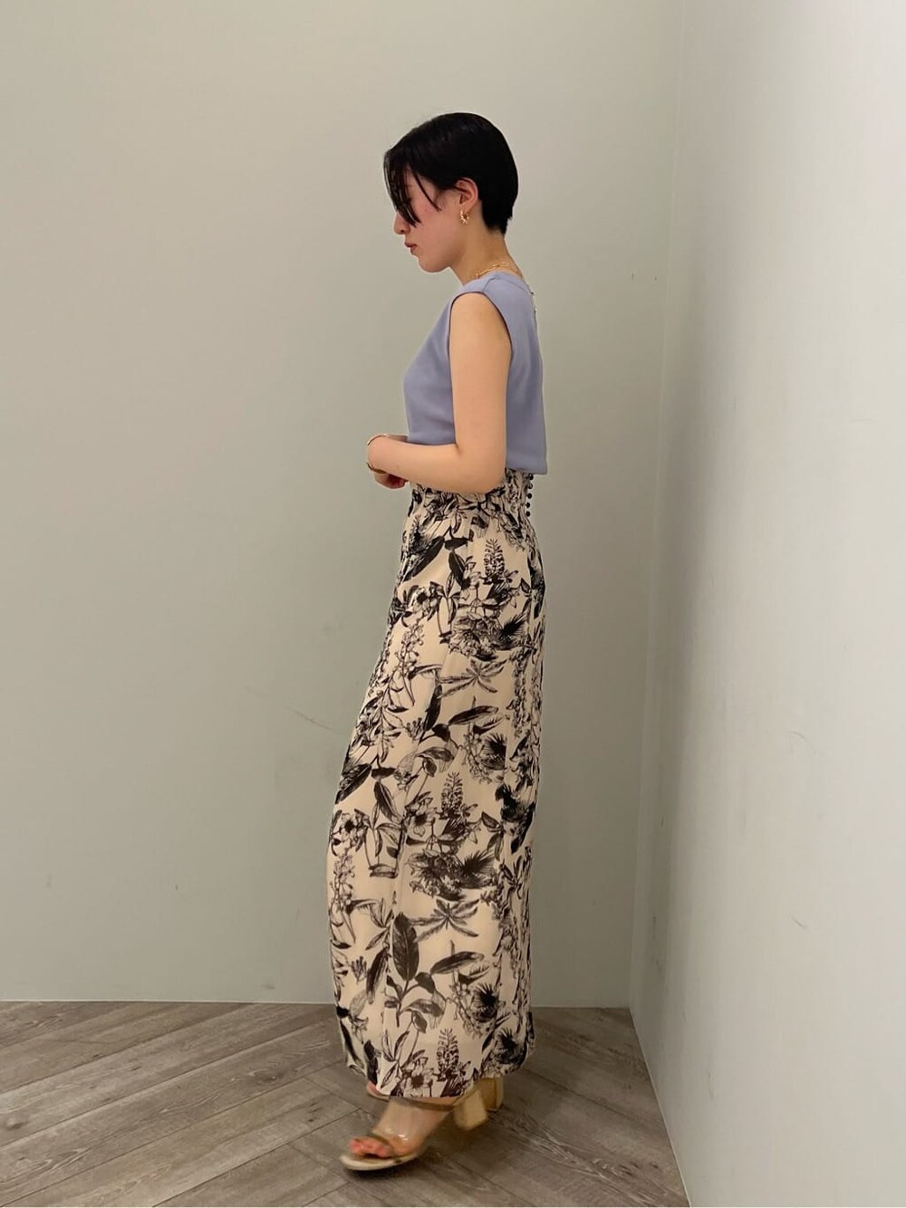 ホワイト系のパンプス、ベージュ系のスカート、ブラック系のスカートを着用したレディースの夏コーディネートの2枚目の写真