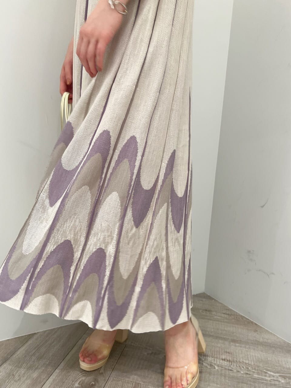 ホワイト系のノーカラージャケット、その他のパンプス、パープル系のワンピースを着用したレディースの夏コーディネートの9枚目の写真