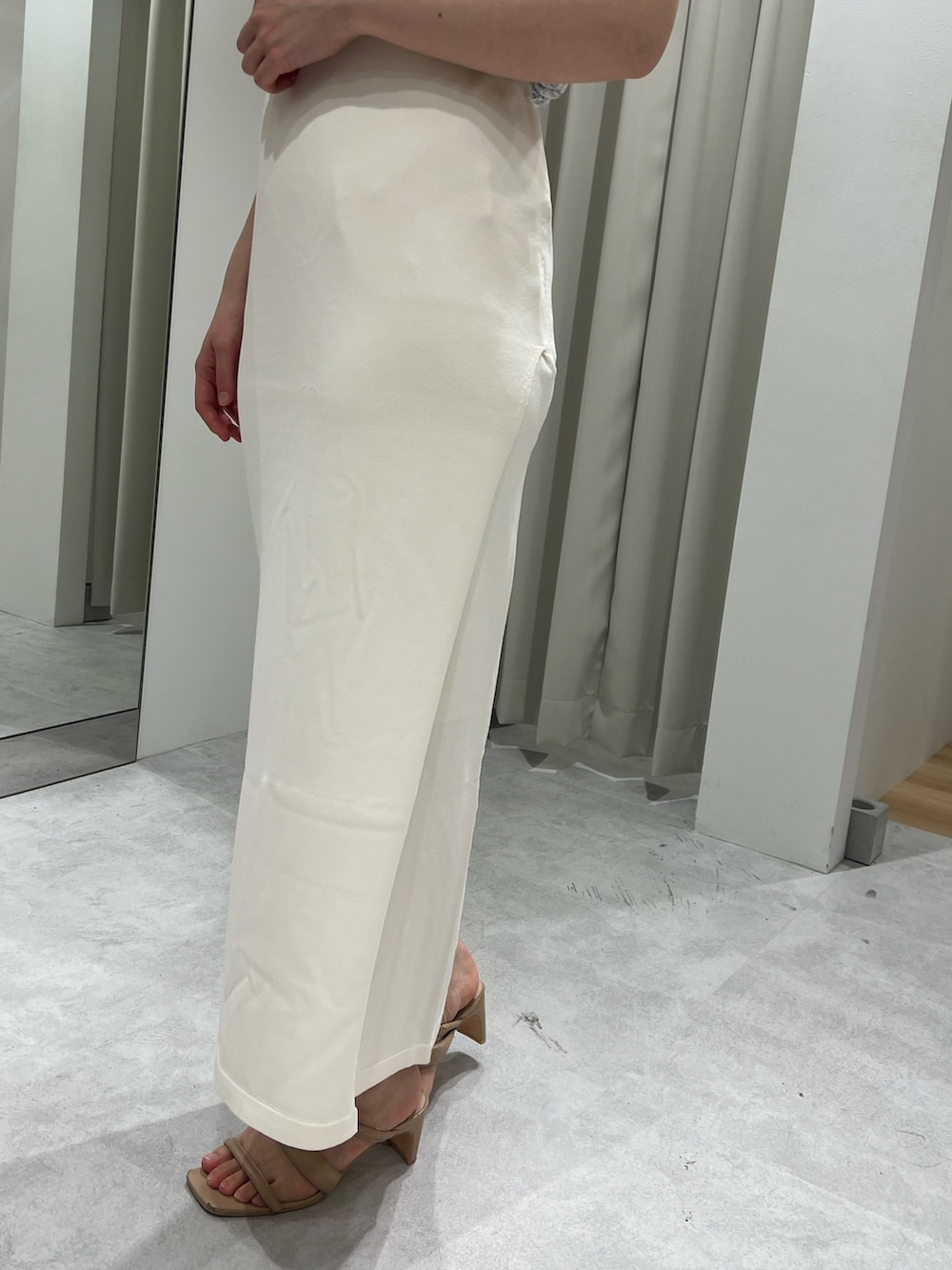 ホワイト系のスカート、ベージュ系のサンダル、ブルー系のシャツ/ブラウスを着用したレディースの春コーディネートの7枚目の写真